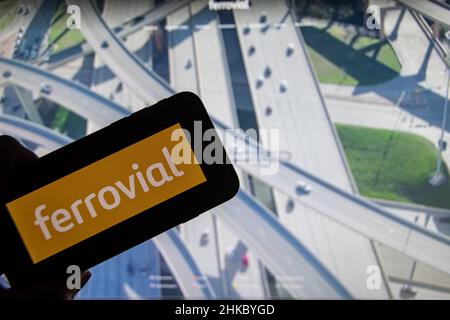 Rheinbach, Germania 2 febbraio 2022, il logo del marchio della società di costruzioni spagnola 'Ferrovial' sul display di uno smartphone Foto Stock