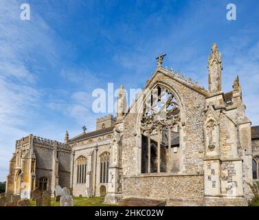 L'esterno e i tetti sud transetto sud della chiesa di St Margaret, Cley-Next-the-Sea, un villaggio costiero a Norfolk, East Anglia, Inghilterra Foto Stock