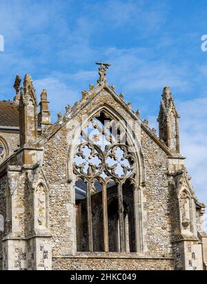 Finestre a quatrefoil nel transetto sud senza tetto della chiesa di St Margaret, Cley-Next-the-Sea, un villaggio costiero a Norfolk, East Anglia, Engla Foto Stock