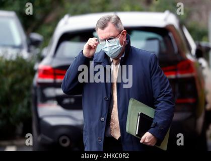 Il leader del DUP Sir Jeffrey Donaldson MP arriva per un incontro di festa al Crowne Plaza Hotel di Belfast. Data immagine: Giovedì 3 febbraio 2022. Foto Stock