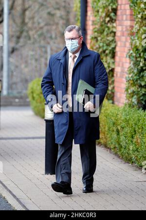 Il leader del DUP Sir Jeffrey Donaldson MP arriva per un incontro di festa al Crowne Plaza Hotel di Belfast. Data immagine: Giovedì 3 febbraio 2022. Foto Stock