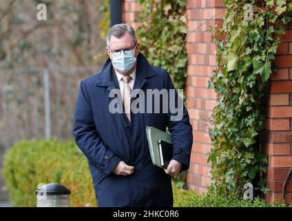 Il leader del DUP Sir Jeffrey Donaldson MP arriva per un incontro di festa al Crowne Plaza Hotel di Belfast. Data immagine: Giovedì 3 febbraio 2022. Foto Stock