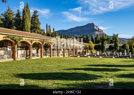 Dettaglio sul cimitero cristiano con tombe e croci in marmo a Jaca, Spagna. Cementerio Municipal de Jaca Foto Stock