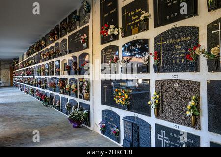 Dettaglio sul cimitero cristiano con tombe e croci in marmo a Jaca, Spagna. Cementerio Municipal de Jaca Foto Stock