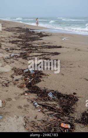 Pollution plage dechets mer mediterranee Foto Stock