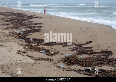 Pollution plage dechets mer mediterranee Foto Stock