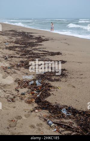 Pollution plage dechets mer mediterranee Foto Stock