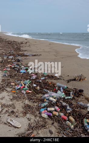 Pollution plage dechets mer mediterranee Foto Stock