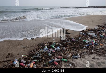 Pollution plage dechets mer mediterranee Foto Stock