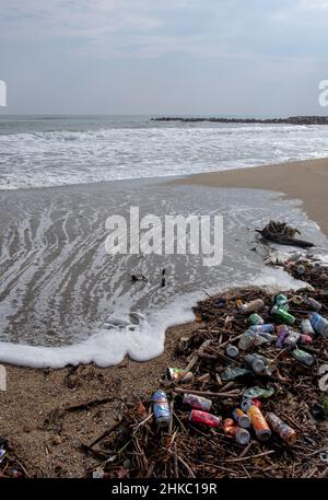 Pollution plage dechets mer mediterranee Foto Stock