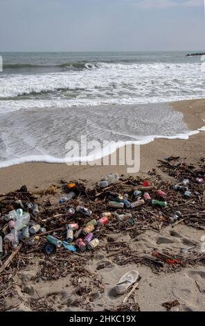 Pollution plage dechets mer mediterranee Foto Stock