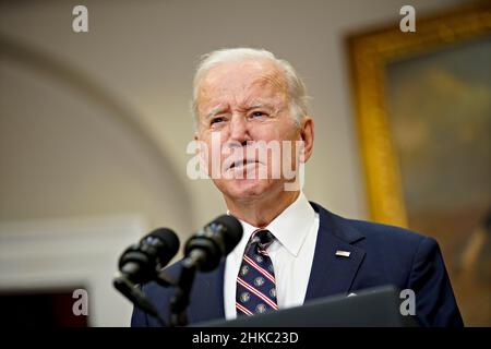 Washington, DC, Stati Uniti. 3rd Feb 2022. Il presidente degli Stati Uniti Joe Biden parla nella Roosevelt Room della Casa Bianca a Washington, DC, Stati Uniti, giovedì 3 febbraio, 2022. Biden ha detto che una "grande minaccia terroristica" è stata eliminata durante un raid statunitense nel nord-ovest della Siria in cui il leader dello Stato islamico Abu Ibrahim al-Hashimi al-Qurayshi è stato ucciso. Credit: Al Drago/Pool via CNP/dpa/Alamy Live News Foto Stock