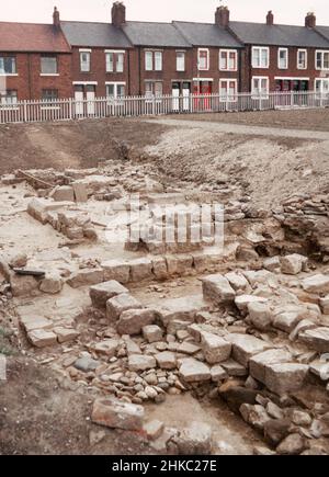 South Shields nei pressi di Newcastle - rovine di un grande forte romano Arbeia, guarnigione chiave che custodisce la rotta marittima per il Muro di Adriano. Porta nord. Scansione di archivio da un vetrino. Giugno 1974. Foto Stock