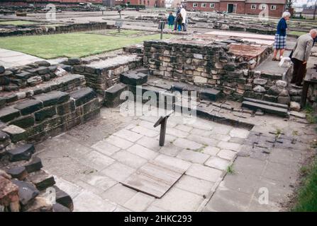 South Shields nei pressi di Newcastle - rovine di un grande forte romano Arbeia, guarnigione chiave che custodisce la rotta marittima per il Muro di Adriano. Camera forte. Scansione di archivio da un vetrino. Giugno 1974. Foto Stock