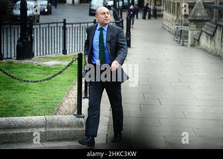 Il deputato conservatore Andrew Griffith passeggiando per il Palazzo di Westminster prima dell'annuncio che era stato nominato capo dell'unità politica del primo Ministro, dopo la partenza dell'alleato a lungo termine del PM, Munira Mirza, direttore dell'unità politica numero 10, Chi si dimise dopo Boris Johnson non si scusò per aver usato una 'curiosa' Jimmy Savile slur contro Sir Keir Starmer. Data di emissione: Giovedì 3 febbraio 2022. Foto Stock