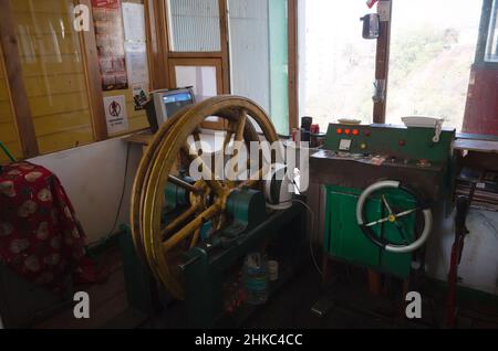 Valparaiso, Cile - Febbraio, 2020: Meccanismo e pannello di controllo della vecchia funicolare nella città di Valparaiso. Cabina di controllo della famosa funicolare storica Foto Stock