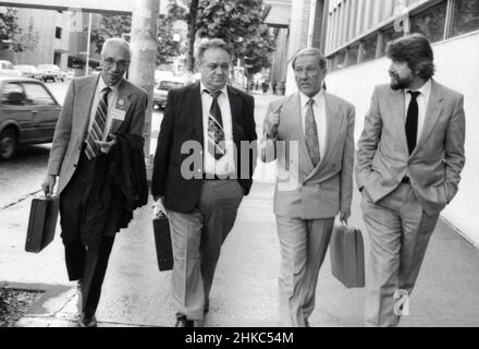 Los Angeles, CA, USA, 1985. Da sinistra a destra: I rumeni-americani Mircea Ionnițiu (ex segretario personale del re Michael i), giornalista Aristide Buhoiu, diplomatico Mihai Botez, & artista e politico Eugen Mihaescu. Foto Stock