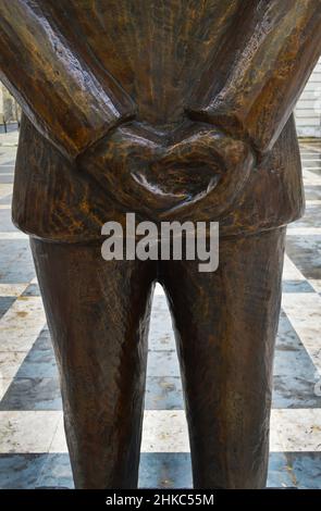 Un frammento di un monumento al rappresentante del modernismo portoghese, il poeta Fernando Pessoa. 10 novembre 2018 a Lisbona, Portogallo. Pho editoriale Foto Stock