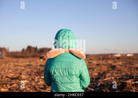 Un bambino in un abbattimento della foresta. Foto Stock