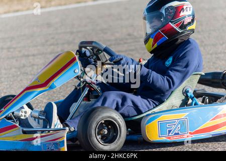 Uomo da corsa Go-cart sul circuito karting, Toledo, Spagna Foto Stock