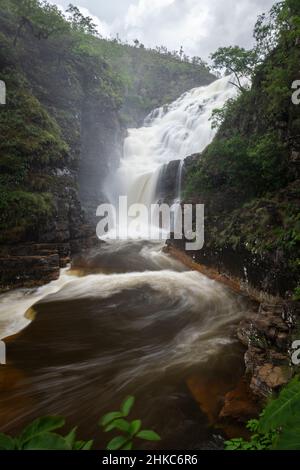 Splendida vista sul paesaggio selvaggio grande cascata di cerrado Foto Stock