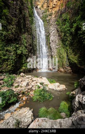 Splendida vista sul paesaggio selvaggio e verde delle cascate di cerrado Foto Stock