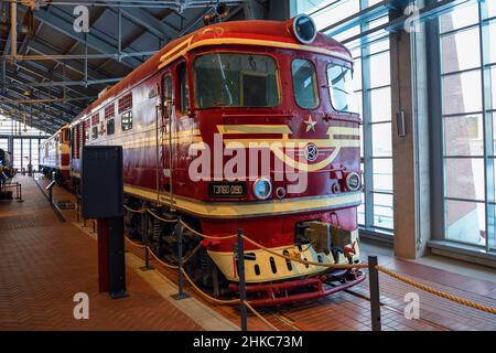 SAN PIETROBURGO, RUSSIA - 12 GENNAIO 2022: Locomotiva diesel sovietica TEP60 - la principale locomotiva diesel per passeggeri dell'Unione Sovietica nel 70s di t. Foto Stock