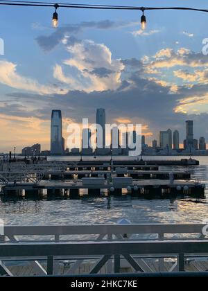 North Cove Marina con Jersey City Skyline in serata, NYC Foto Stock