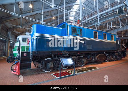 SAN PIETROBURGO, RUSSIA - 12 GENNAIO 2022: Locomotiva diesel sovietica sperimentale TE5-20-032, progettata per operare nell'estremo Nord. Rilasciato Foto Stock