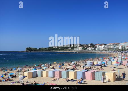 Colorate tende da bagno a strisce sulla spiaggia Grande Plage a St Jean de Luz, Pays Basque, Pirenei Atlantici, Francia Foto Stock