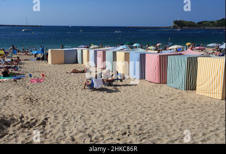 Colorate tende da bagno a strisce sulla spiaggia Grande Plage a St Jean de Luz, Pays Basque, Pirenei Atlantici, Francia Foto Stock