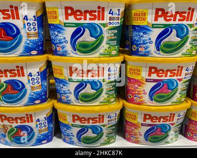 Rheinbach, Germania 17 marzo 2021, diversi pacchetti di 'Persil' 4 in 1 dischi sullo scaffale di un supermercato tedesco ( focus sul centro ) Foto Stock