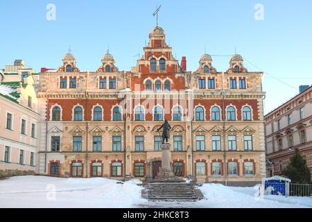 VYBORG, RUSSIA - 25 GENNAIO 2022: L'antico edificio del Vecchio Municipio e l'ex museo della città in un giorno di gennaio Foto Stock