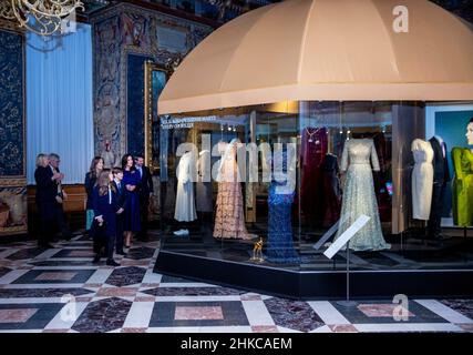 Il Principe della Corona Frederik, la Principessa della Corona Maria, la Principessa Isabella, il Principe Vincenzo e la Principessa Josephine di Danimarca al Palazzo Frederiksborg di Hillerod, il 03 febbraio 2022, la Principessa della Corona apre al Museo di Storia Nazionale la mostra HRH la Principessa della Corona Maria 1972 ? 2022, che racconta la storia personale e l'importanza della Principessa Corona per la Casa reale di Danimarca, sarà svelato anche un nuovo ritratto della sua altezza reale, in occasione del compleanno della Principessa Corona 50th il 05-02-2022 Foto: Albert Nieboer/Netherlands OUT/Point de Vue OUT Foto Stock