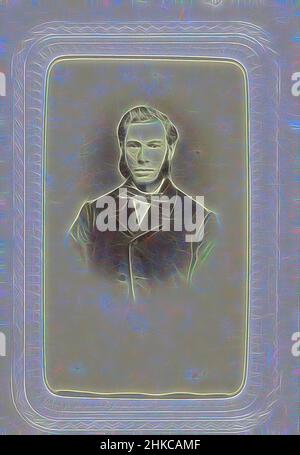 Ispirato dal ritratto di studio di un uomo con grandi basette e un cravatta ad arco, Louis Robert Werner, Amsterdam, c.. 1863 - c. 1866, carta, stampa albume, altezza 80 mm x larghezza 54 mm altezza 296 mm x larghezza 225 mm, reinventata da Artotop. L'arte classica reinventata con un tocco moderno. Design di calda e allegra luminosità e di raggi di luce. La fotografia si ispira al surrealismo e al futurismo, abbracciando l'energia dinamica della tecnologia moderna, del movimento, della velocità e rivoluzionando la cultura Foto Stock