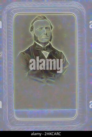 Ispirato al ritratto di Studio di un uomo con basette e una grande cravatta ad arco, I.H. Hoffmeister, Leiden, c.. 1863 - c. 1866, carta, stampa albume, altezza 80 mm x larghezza 54 mm, altezza 296 mm x larghezza 225 mm, reinventata da Artotop. L'arte classica reinventata con un tocco moderno. Design di calda e allegra luminosità e di raggi di luce. La fotografia si ispira al surrealismo e al futurismo, abbracciando l'energia dinamica della tecnologia moderna, del movimento, della velocità e rivoluzionando la cultura Foto Stock