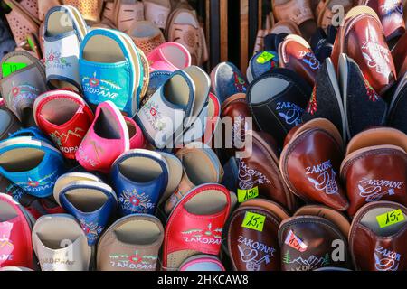 Zakopane, Polonia. 29 gennaio 2022. Pantofole con la parola Zakopane sul mercato vicino a Gubałówka. Credito: Waldemar Sikora Foto Stock