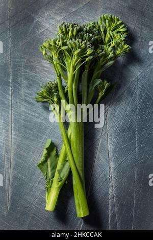 Crudo Broccolini fresco e biologico vegetale pronto per cuocere Foto Stock