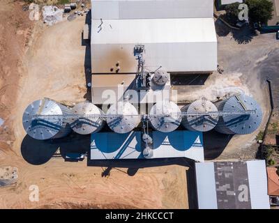 Bella vista aerea drone di silos agricoli per conservare soia e mais in fattoria in Brasile. Concetto di agricoltura, economia, paesaggio rurale. Foto Stock
