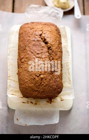 Pane alla banana. Pane di banana appena sfornato con pane di banana al burro. Pane di banana appena sfornato con burro Foto Stock
