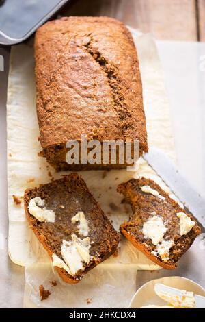 Pane alla banana. Pane di banana appena sfornato con pane di banana al burro. Pane di banana appena sfornato con burro Foto Stock