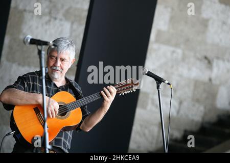 ISTANBUL, TURCHIA - 3 LUGLIO: Il 3 luglio 2009 a Istanbul, Turchia, Marcelo Coulon, membro della band di protesta cilena Inti Illimani. Inti-Illimani è un ensemble musicale folk latino strumentale e vocale del Cile. Foto Stock