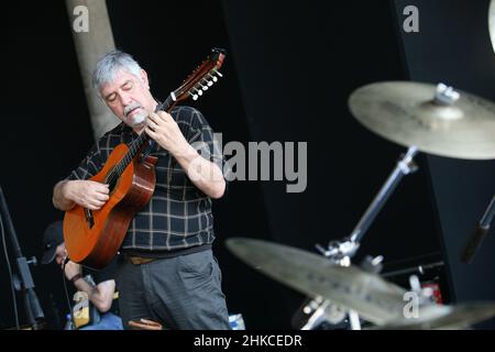 ISTANBUL, TURCHIA - 3 LUGLIO: Il 3 luglio 2009 a Istanbul, Turchia, Marcelo Coulon, membro della band di protesta cilena Inti Illimani. Inti-Illimani è un ensemble musicale folk latino strumentale e vocale del Cile. Foto Stock