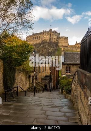 La splendida vista del Castello di Edimburgo presa dalla scala Vennel Street Foto Stock