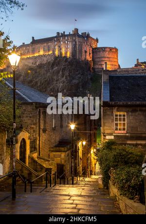 La splendida vista del Castello di Edimburgo presa dalla scala Vennel Street Foto Stock