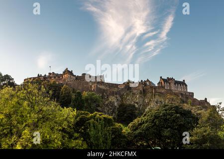 Castello di Edimburgo contro un cielo azzurro con nuvole mostruose Foto Stock