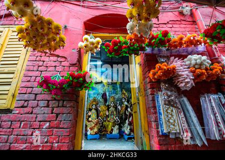 Kolkata, Bengala Occidentale, India. 3rd Feb 2022. Gli idoli di argilla della dea Saraswati, la dea indù dell'apprendimento e dell'istruzione, sono in vendita all'interno di uno studio artigianale splendidamente decorato a Kolkata. (Credit Image: © Santarpan Roy/ZUMA Press Wire) Foto Stock