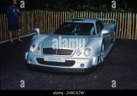 Una supercar Mercedes-Benz CLK-GTR del 1998, parte del tributo al centenario delle corse dell'azienda al Goodwood Festival of Speed del 2001. Foto Stock