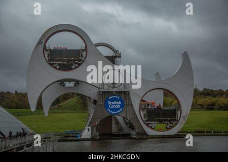 La ruota di Falkirk è un'imbarcazione a rotazione in Falkirk, Scozia, che collega il canale Forth e Clyde con il canale Union Foto Stock