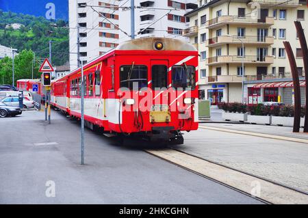 Visp, Svizzera - 13 giugno 2010: Treno passeggeri da Zermatt arriva alla piattaforma della stazione. Foto Stock